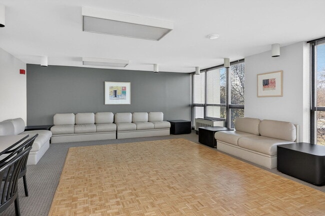 Building Photo - 2500 N Lakeview Ave