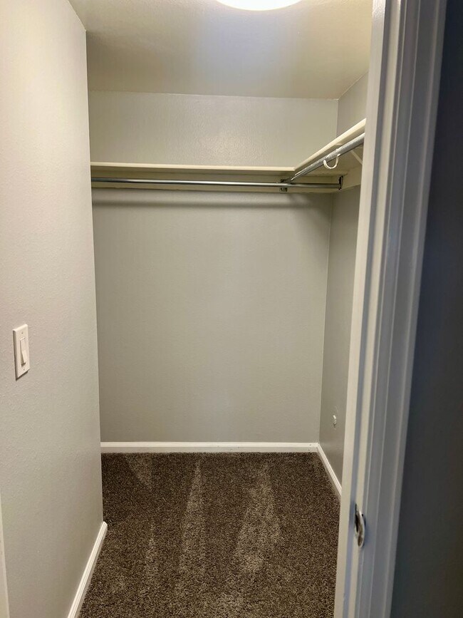 Building Photo - 2 Bedroom 2 Bathroom Aurora Condo!  ***Move-In Special***