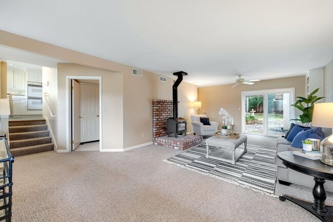 Building Photo - Beautiful 5 bedroom/3bath home with a pool
