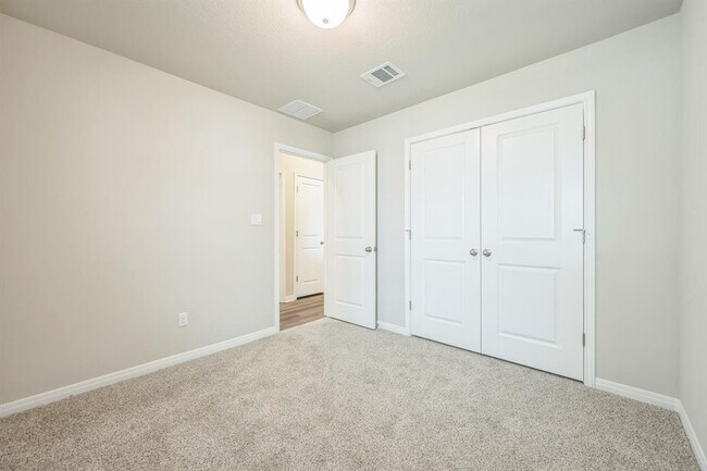 Building Photo - 100 Edge Holw Dr