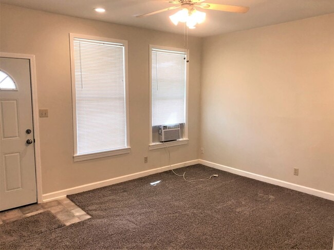 Building Photo - 2 Bed, 1 Bath House - Apply TODAY!!
