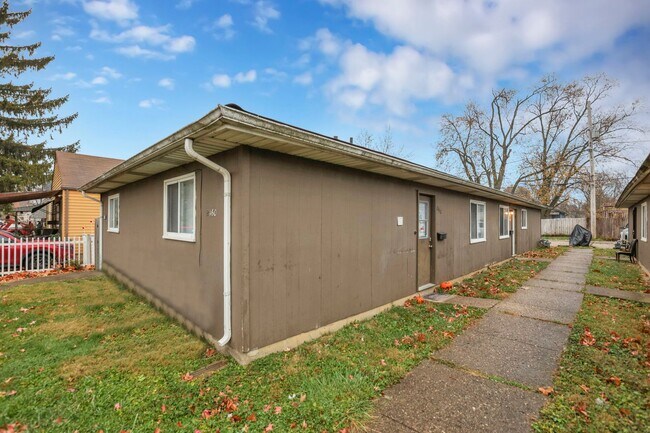 Building Photo - 2460-2462 Hiawatha St