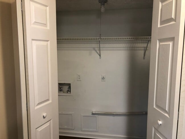 Building Photo - 2 Bedroom 1.5 Bath Townhouse in Flowery Br...