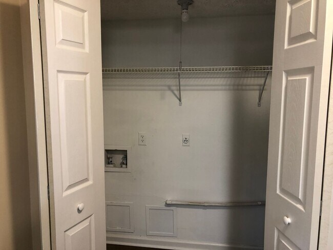 Building Photo - 2 bedroom/ 1.5 bath Unit
