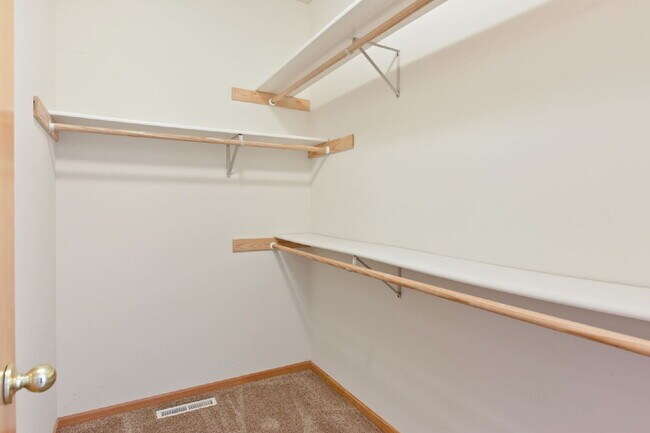 Building Photo - Charming 2-Bed Townhouse in Wayzata with Hardwood Elegance & Cozy Fireplace!