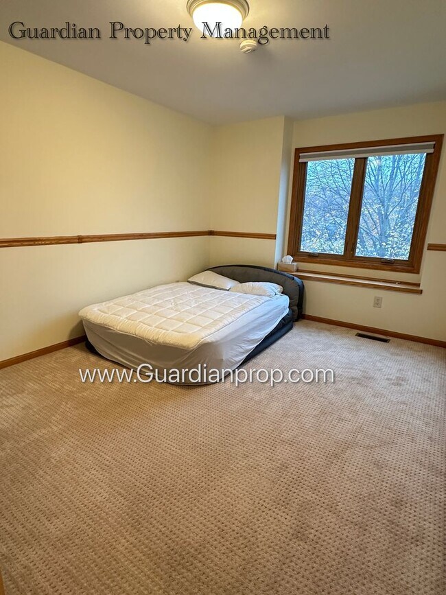 Building Photo - Well Maintained Prior Lake SFH, Large Deck, Fireplace, 2 Car Attached Garage