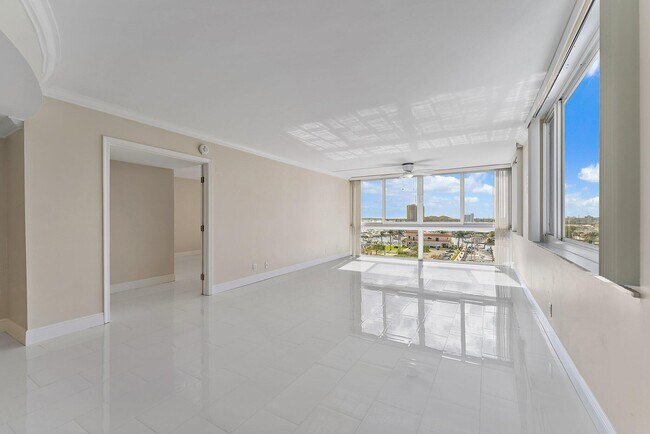 Building Photo - 301 Lake Shore Dr