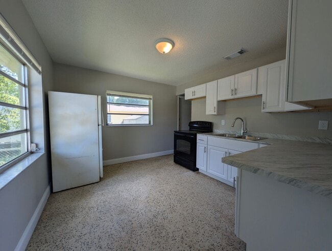Building Photo - Well maintained 2 bedroom 1 bath rental available in Pine Castle!!