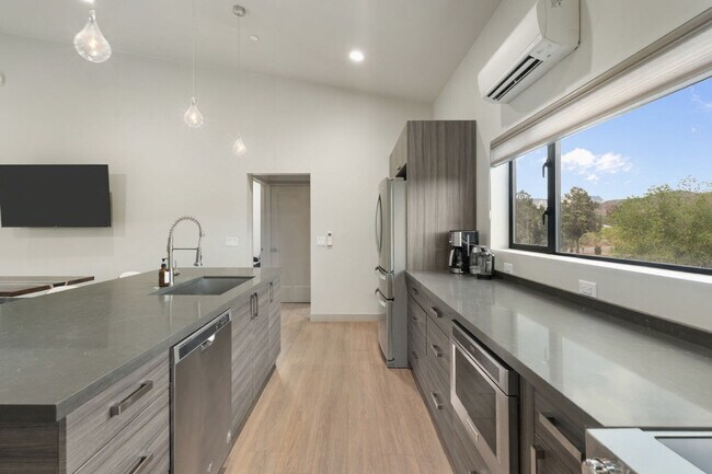 Building Photo - 30 Moondance Ln