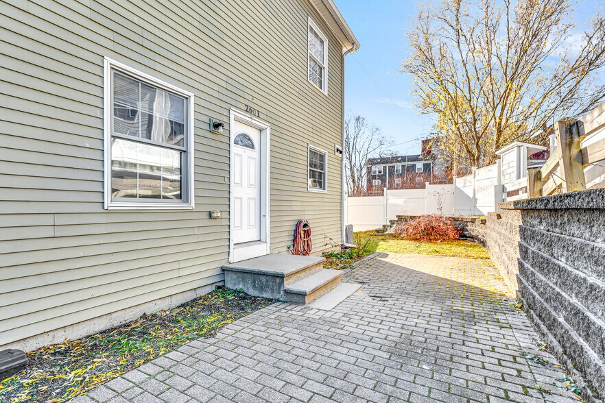 Building Photo - 2601 Washington St