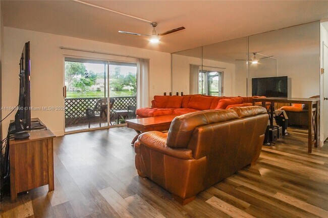 Building Photo - 407 Gardens Dr