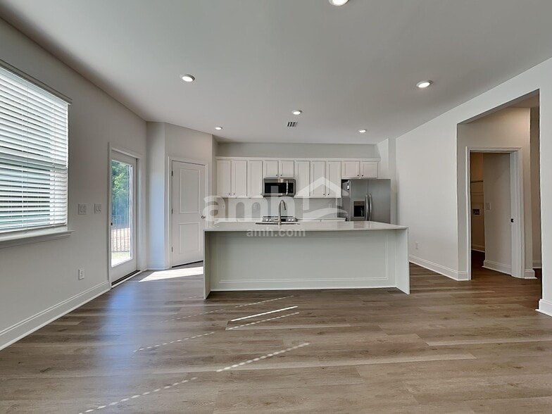 Building Photo - 433 Armstrong Curv