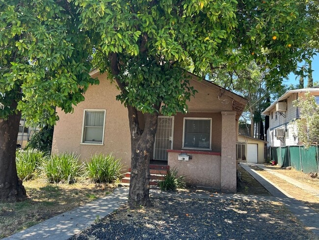 Building Photo - 3 bed, 1 bath, backyard