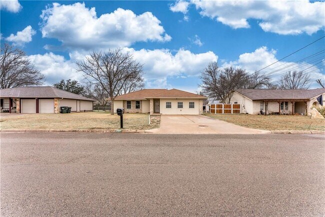 Building Photo - 707 Central Dr