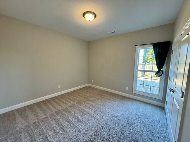 Building Photo - Look and Lease