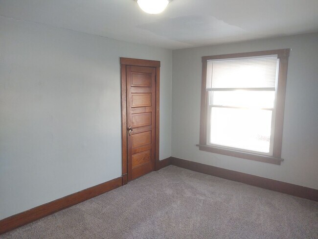 Building Photo - SW 201/203  E Locust