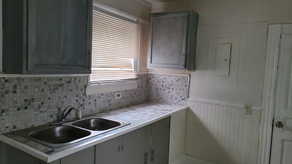 Building Photo - 301 Oakwood St