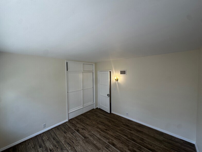 Building Photo - 2151 N Altadena Dr