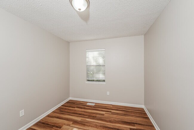 Building Photo - 5823 Willow Crest Dr