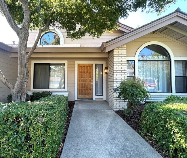 Building Photo - Beautiful 4 Bedroom Single Story For Rent in Gold River!