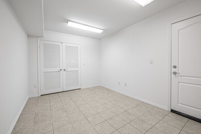 Building Photo - 3-Bedroom Townhome in Gated Bay Harbor – A...