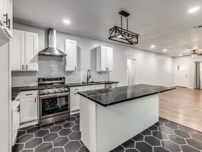 Building Photo - Charming home in Central Park Neighborhood...