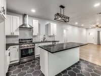 Building Photo - Charming home in Central Park Neighborhood...