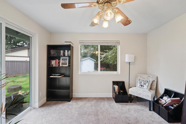 Building Photo - 3 Bedroom Home with Fully Fenced Yard Avai...