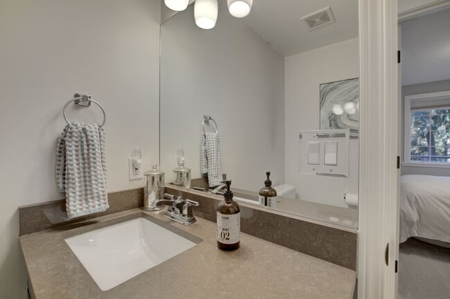 Building Photo - 3Bd/2.75Ba Sammamish Home