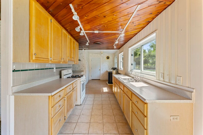 Building Photo - 4501 E Kuhn Rd