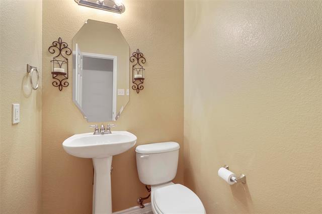 Building Photo - 8700 La Quinta Lane