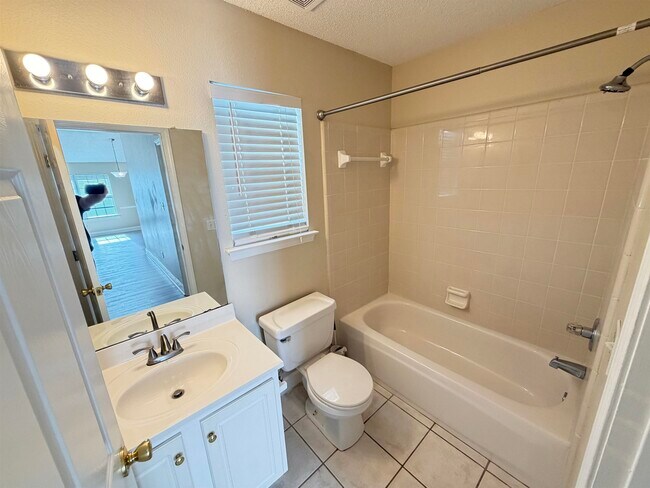 Building Photo - 2116 Heathrow Dr