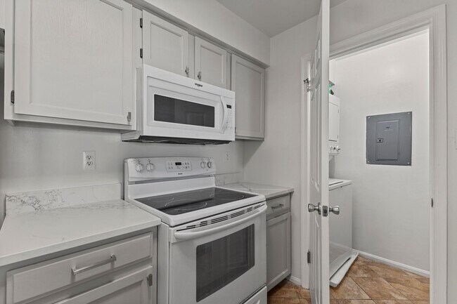 Building Photo - Top Floor Condo with Fireplace and Open Floorplan! Assigned Parking!