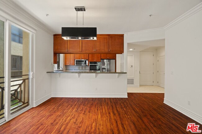 Building Photo - 2306 Fox Hills Dr