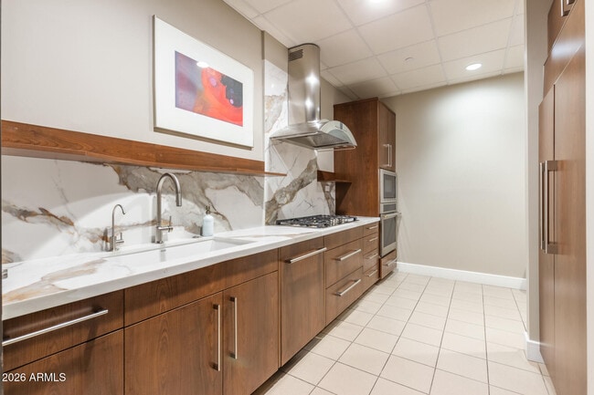 Building Photo - 2211 E Camelback Rd