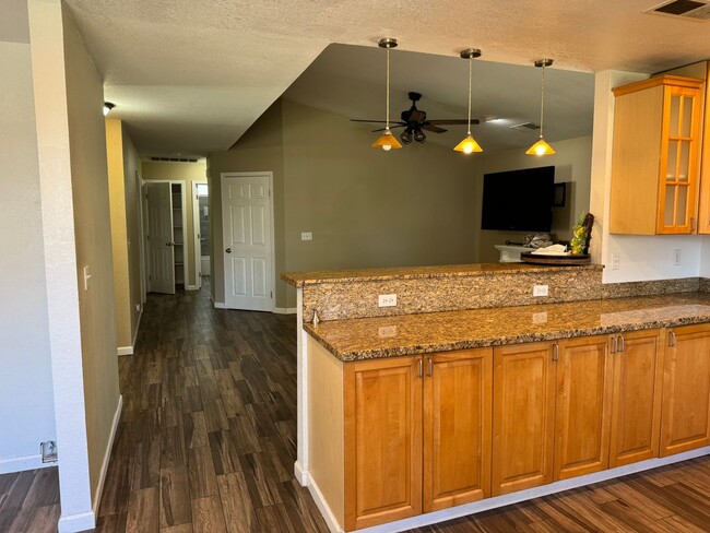 Building Photo - 3 bdrm 2 bath house on quiet cul -de-sac w...