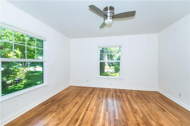 Building Photo - 906 E 53rd St