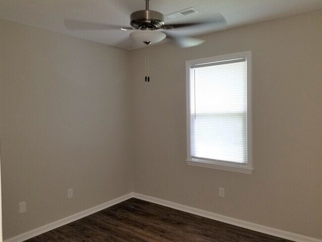 Building Photo - Brick Home in Goose Creek