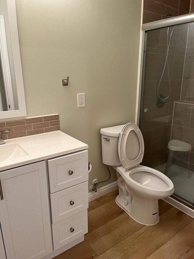 Bathroom - 15118 Weddington St