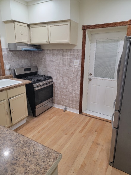 Building Photo - 4830 W Oakdale Ave