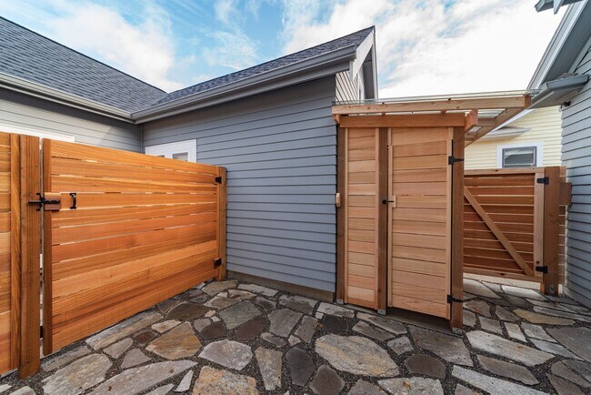 Building Photo - Knott House