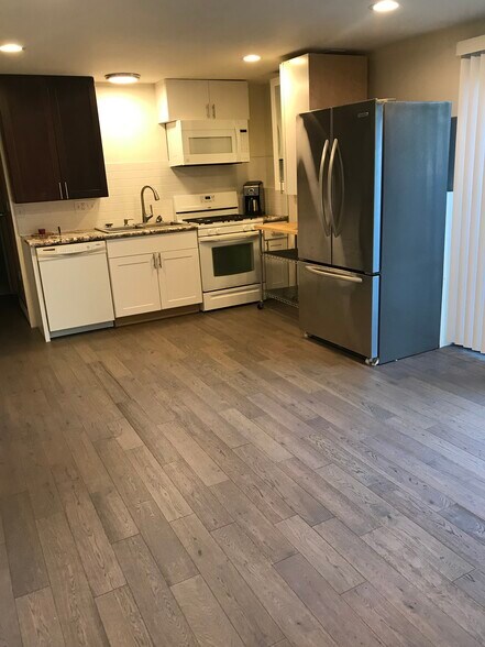 OPEN FLOOR KITCHEN WITH MOVING ISLANDS. - 3412 177th Pl SW