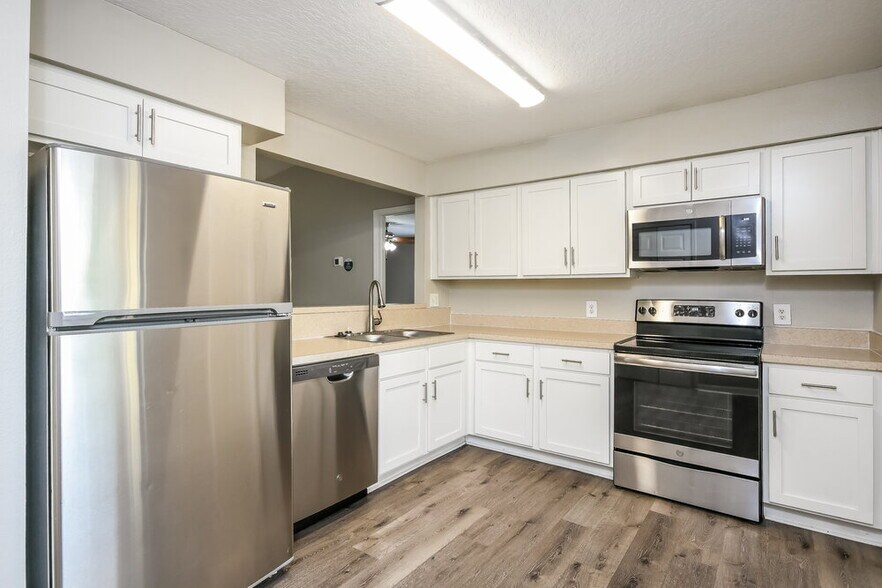 Building Photo - 805 Mountbatten Ln