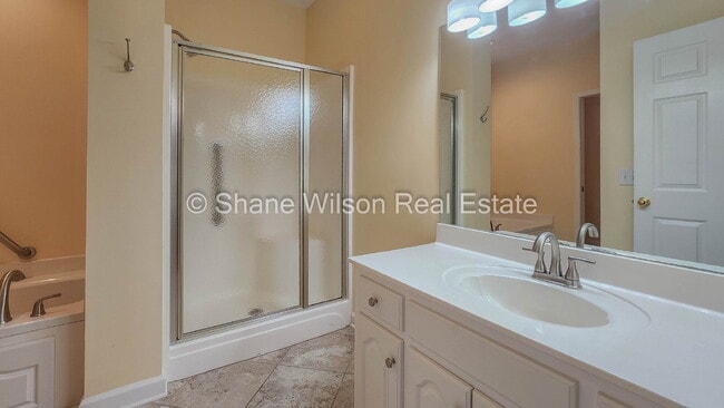 Building Photo - Spacious 3-Bed, 3-Bath Condo in Dalton
