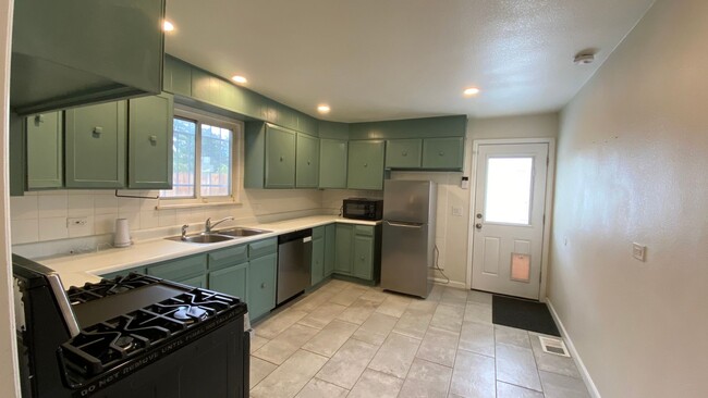 Building Photo - Recently Renovated 2 Bed 1.5 Bath Single F...