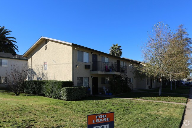 Building Photo - Spacious Remodeled Apartments With parking...
