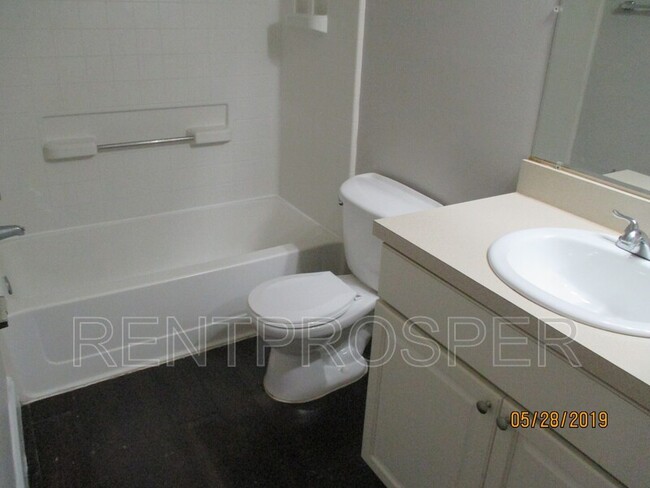 Building Photo - 3858 Bay Club Cir