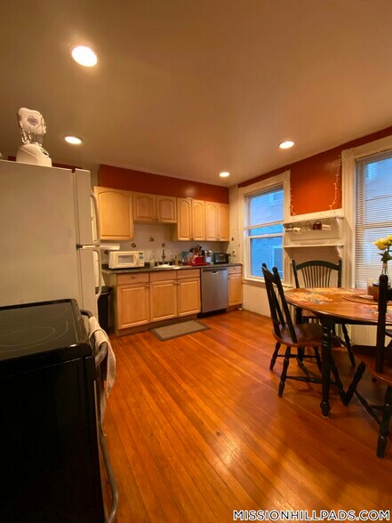 Building Photo - 10 Sachem St