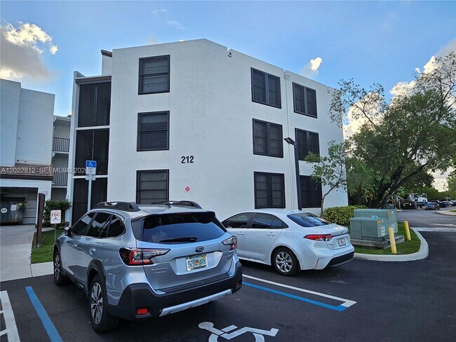 Building Photo - 212 Lake Pointe Dr