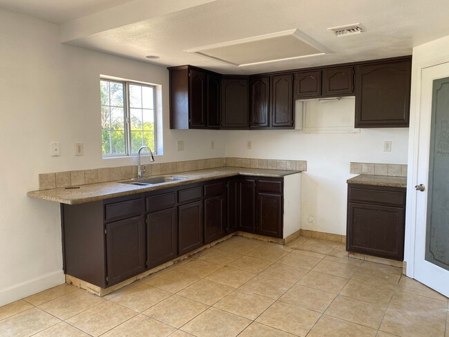 Building Photo - Single story 4 Bedroom for Lease Jurupa Va...